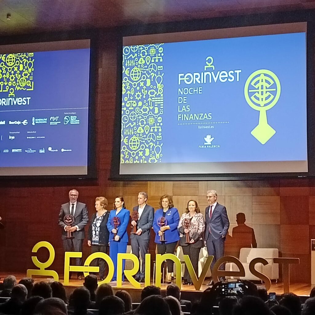 Ana Múñoz, socia fundadora de Ponce y Mugar, recibo el premio Forinvest2023 por su trayectoria profesional en el sector asegurador.